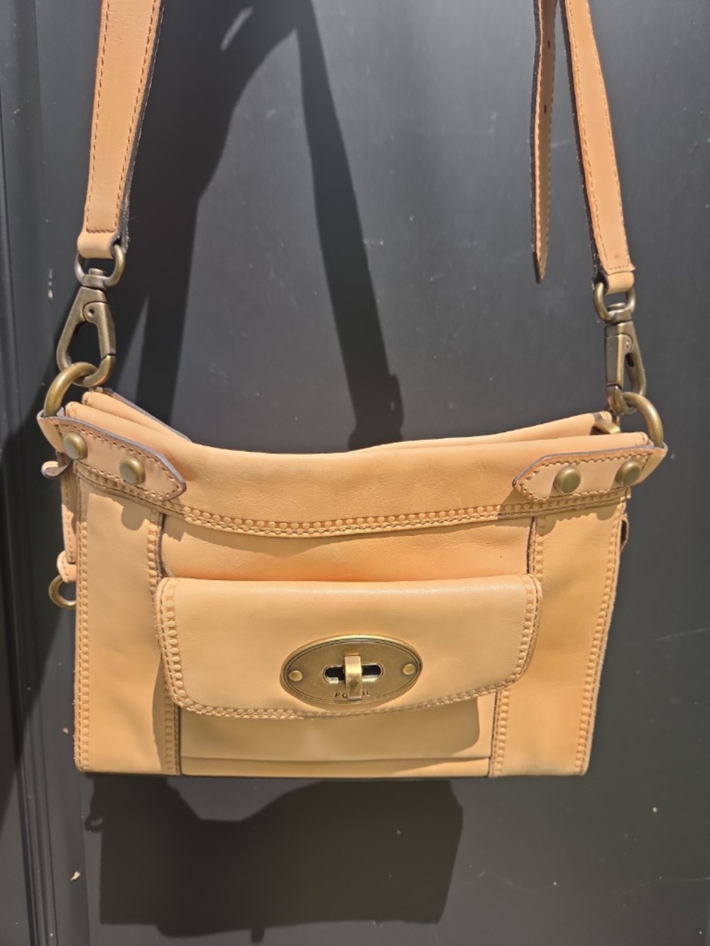Fossil Tan Leather Crossbody Bag Brass Hardware Turn Lock Key Charm Vtg. Style